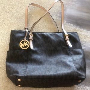 Beautiful pre owned Michael Kors Zipper Tote MED